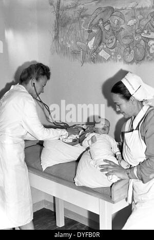 Gli infermieri si prendono cura del neonato i bambini in un ospedale di Berlino nel 1949. Foto Stock