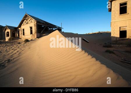 Luederitz, Namibia. Xi gen, 2011. Edifici nella ex colonia tedesca Kolmannskuppe (Coleman's hill) vicino a Luederitz, Namibia, 11 gennaio 2011. Il braccio del diamante n la città è iniziata nel 1908. Gli ultimi abitanti lasciarono la città in circa 1956. Foto: Tom Schulze - nessun filo SERVICE -/dpa/Alamy Live News Foto Stock