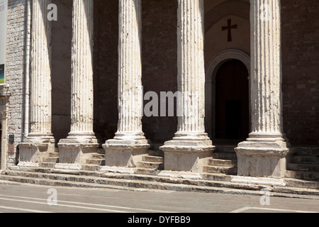 Colonne corinzie nella facciata Romana del Tempio di Minerva, Assisi, Italia, che attualmente detiene una chiesa Foto Stock