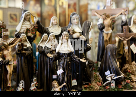 Souvenir religiosi con adesivi di prezzo per la vendita ai visitatori e pellegrini ad Assisi, Umbria, Italia Foto Stock