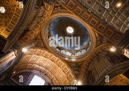 Dettaglio della cupola e del soffitto nella Basilica di San Pietro in Vaticano, Roma Foto Stock