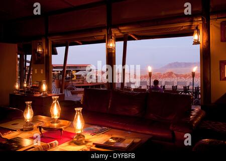 La lounge del Wolwedans Dunes Lodge è illuminato di sera da torce e lampade a olio nel Namib Rand riserva naturale parco vicino le dune di sabbia di Sossusvlei in Namibia, 15 gennaio 2011. Foto: Tom Schulze - nessun filo SERVICE - Foto Stock