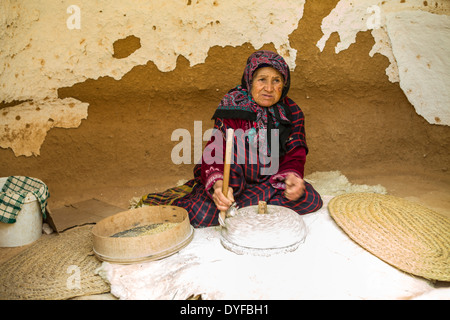 Un riff femmina di macinazione per preparare la farina per il pane. Foto Stock