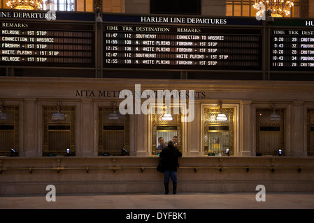 Un uomo al botteghino in Grand Central Station in New York City Foto Stock