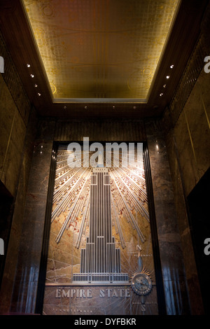 Art deco fregio all'interno dell'Empire State Building di New York Foto Stock