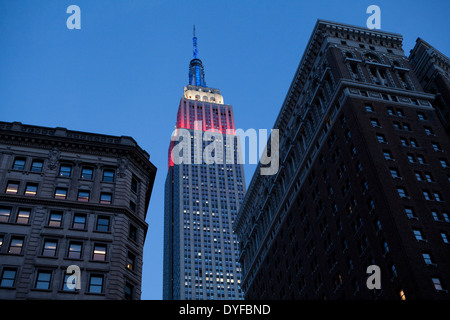 L'Empire State Building illuminato in rosso bianco e blu su presidenti giorno, New York Foto Stock