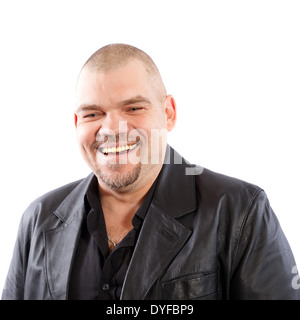 Glabre uomo sorridente in nero giacca di pelle su sfondo bianco Foto Stock