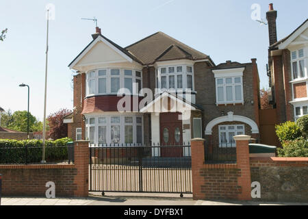 North Korean Embassy West London, Regno Unito. Il 16 aprile 2014. Il Residence e ufficio Ambasciata della Repubblica Popolare Democratica di Corea, le porte sono bloccate e la bandiera nazionale non è volare. Credito: Homer Sykes/Alamy Live News Foto Stock