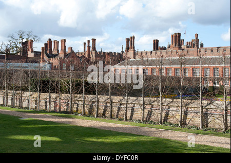 Vista di Hampton Court Palace dal parterre giardini, Hampton Court, Surrey, Regno Unito. Foto Stock