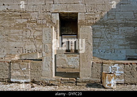 Tempio di Ramses III (1198-1167 A.C. - XX° Dyn.) a Medinet Habu: rilievi sulla parete esterna vicino al Palazzo Reale. Foto Stock