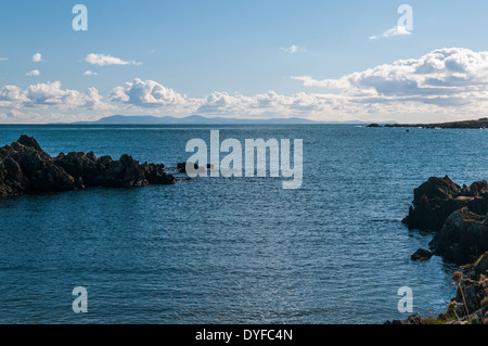 Guardando sopra di calme acque del mare d'Irlanda verso l'Isola di Man dall isola di Whithorn. Scozia Foto Stock