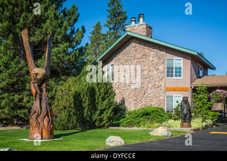 Chainsaw intaglio del legno presso lo Chalet Motel di coregoni, Montana, USA. Foto Stock