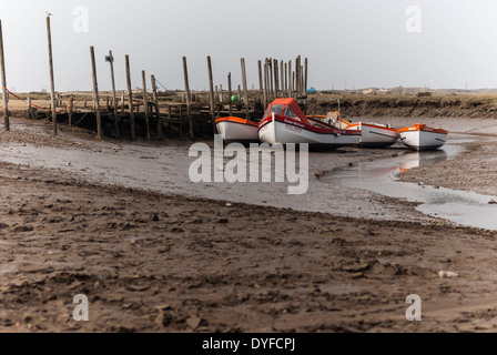 Barche legato in un torrente vicino Blakeney, Norfolk. Inghilterra Foto Stock