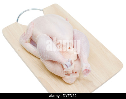 Il pollo intero sulla tavola di legno isolato su bianco Foto Stock