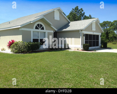 Florida casa con scorrimento schermate garage consentendo all'aria di circolare intorno ai veicoli ma mantenendo i bug out Foto Stock