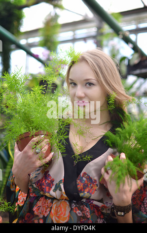 Giovane bella donna in serra Foto Stock