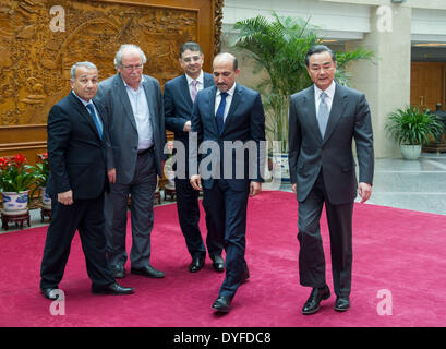 Pechino, Cina. Xvi Apr, 2014. Il ministro degli Affari Esteri cinese Wang Yi (1R) soddisfa con Jarba (2R), a capo della coalizione nazionale di opposizione siriana e le forze rivoluzionarie, a Pechino, Cina, Aprile 16, 2014. © Wang Ye/Xinhua/Alamy Live News Foto Stock