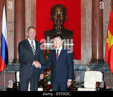 Hanoi, Vietnam. Xvi Apr, 2014. Visita Ministro degli affari esteri russo Sergei Lavrov (L) stringe la mano con il presidente vietnamita Truong Tan Sang ad Hanoi, Vietnam, 16 aprile 2014. © VNA/Xinhua/Alamy Live News Foto Stock