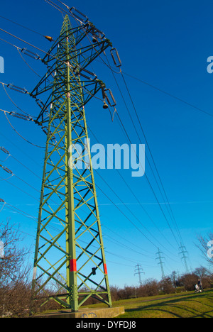 Le torri di trasmissione di energia elettrica, piloni, quartiere Sporilov,Praga Repubblica Ceca Europa Foto Stock