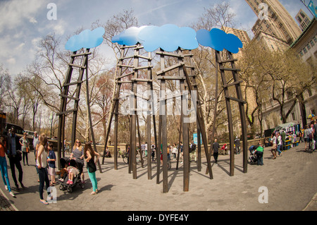 Olaf Breuning "nuvole" in Doris C. Freedman Plaza del Central Park di New York Foto Stock