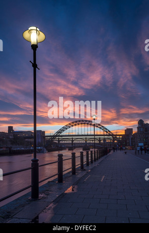 Newcastle upon Tyne, Quayside guardando ad ovest verso i vari ponti sul fiume Tyne and Wear, Inghilterra Foto Stock