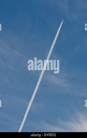 Sentiero di condensazione di un aereo nel cielo blu Foto Stock