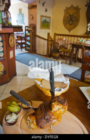 Arrosto di maiale il fuso a snodo e il ginocchio di maiale, Schweinshax, Koleno, Praga, Repubblica Ceca, Europa Foto Stock