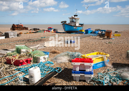 Barche da pesca e le attrezzature sulla spiaggia di Aldeburgh, Suffolk, Inghilterra Foto Stock