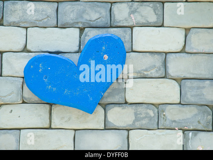 Cuore blu forma sulla parete di cemento Foto Stock