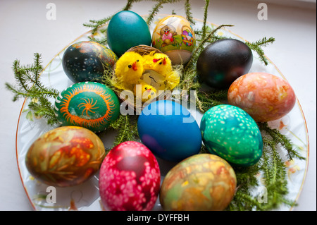 Tradizionali uova di pasqua o uova pasquale, decorate con punto di ebollizione nel colorante, con cipolla bucce e semi di lino. Foto Stock