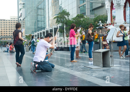 Bangkok in Thailandia - Persone di incenso di illuminazione per buona fortuna presso un santuario. Foto Stock