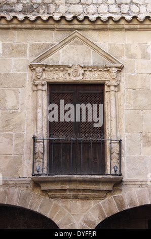 Finestra medievale in armeria corte della città di Ibiza, Spagna Foto Stock