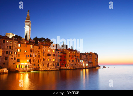 Rovigno città vecchia in Croazia al tramonto Foto Stock