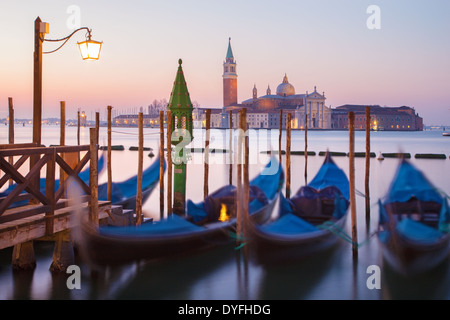 Venezia - gondole e la chiesa di San Giorgio Maggiore in background in mattinata al tramonto. Foto Stock