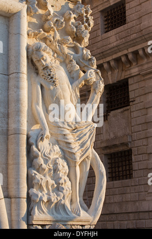 Venezia - scultura dalla facciata del Palazzo Ducale alla luce del mattino - Drunken Noè coperto da due dei suoi figli Foto Stock