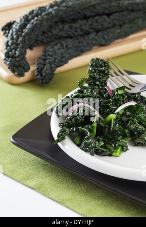 Fresh cavolo nero e saltate in padella Cavolo nero su piastra Foto Stock