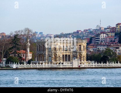 Il Palazzo Küçüksu in Beykoz sulla sponda asiatica del Bosforo, visto da una crociera sul Bosforo barca, Istanbul, Turchia Foto Stock