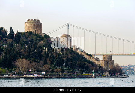 La fortezza di Rumeli Hisari e Fatih Sultan Mehmet, preso dal ponte di una crociera sul Bosforo barca, Istanbul, Turchia Foto Stock