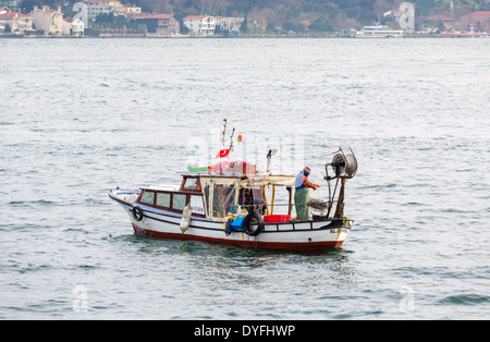 Piccole barche da pesca sul Bosforo, Istanbul, Turchia Foto Stock