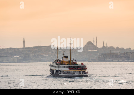 Barca o traghetto sul Bosforo la rubrica nel quartiere Eminonu, Istanbul, Turchia Foto Stock