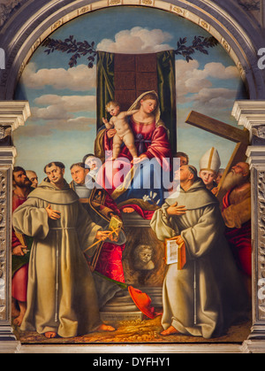Venezia - Madonna con i primi martiri Francescani da Bernardino Licinioin chiesa basilica di Santa Maria Gloriosa dei Frari Foto Stock