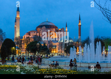 Hagia Sophia (Aya Sofya) da Sultanahmet Park al crepuscolo, quartiere di Sultanahmet, Istanbul, Turchia Foto Stock