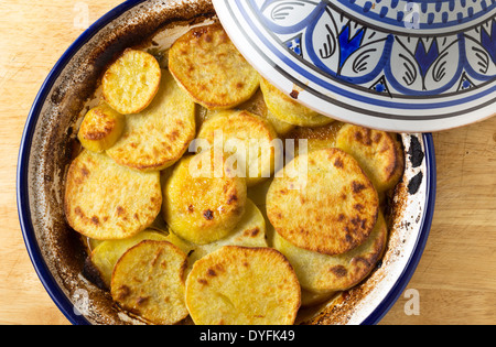 Marocchina di patate dolci e di carni bovine cotte tagine nella ciotola, dall'alto. Un piatto tradizionale da Fez Foto Stock