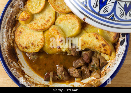 Marocchina di patate dolci e di carni bovine cotte tagine nella ciotola, dall'alto. Un piatto tradizionale da Fez Foto Stock