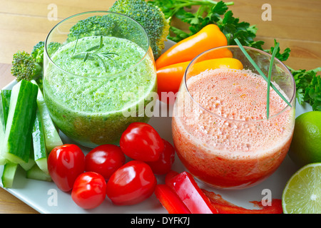 Broccoli, cetriolo o pomodoro, paprica smoothie Foto Stock