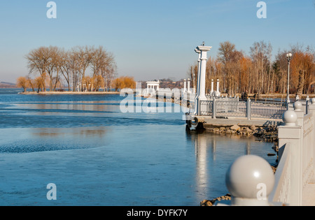 Ternopil waterfront con amanti isola a molla Foto Stock