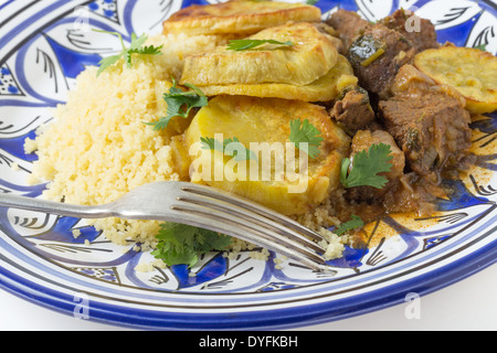 Marocchina di patata dolce e carni bovine tagine closeup su una piastra con una forchetta. Un piatto tradizionale da Fez Foto Stock