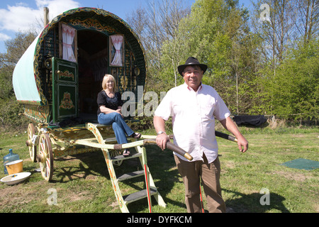 Gli zingari Rom al di fuori del loro Vardo, zingari e nomadi sito, West Sussex, in Inghilterra, Regno Unito Foto Stock