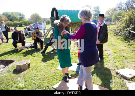 Romany Zingari dancing al di fuori della loro Vardo, zingari e nomadi sito, West Sussex, in Inghilterra, Regno Unito Foto Stock