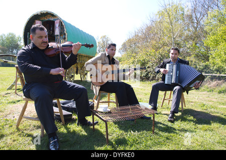 Gli zingari Rom al di fuori del loro Vardo, zingari e nomadi sito, West Sussex, in Inghilterra, Regno Unito Foto Stock